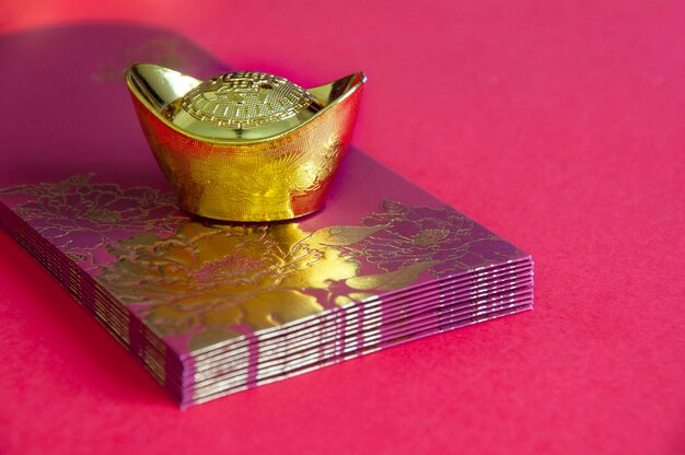 Zbliżenie sztabki złota na pakietach chińskiego nowego roku Koncepcja dekoracji chińskiego nowego roku