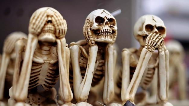 Zdjęcie zbliżenie sztucznych szkieletów