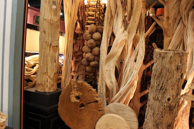 Zdjęcie zbliżenie sztuki drewnianej w sklepie
