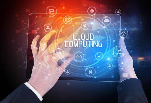 Zbliżenie tabletu z napisem CLOUD COMPUTING innowacyjna koncepcja technologiczna