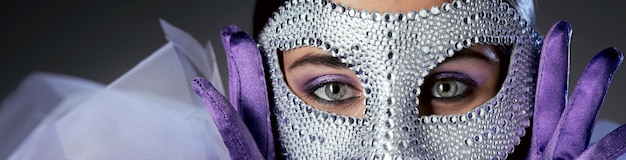 Zdjęcie zbliżenie: tajemnicza kobieta z maską karnawałową