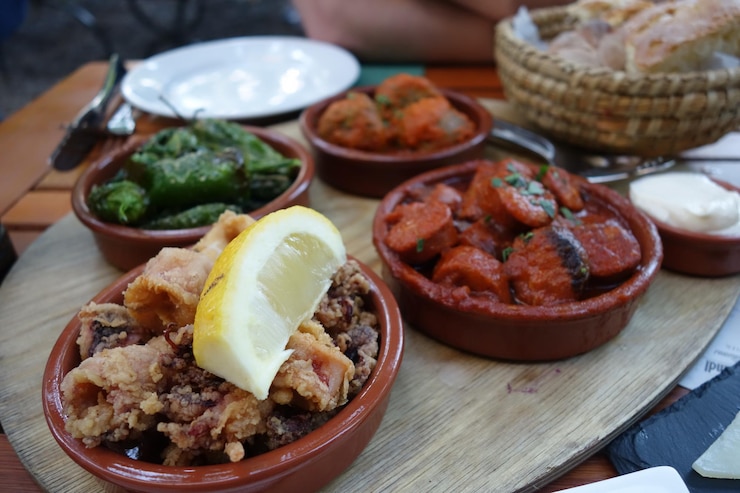 Zdjęcie zbliżenie tapas na stole