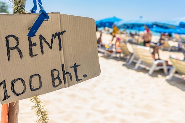 Zdjęcie zbliżenie tekstu na piasku na plaży