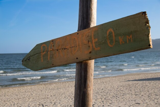Zbliżenie tekstu na plaży na tle nieba