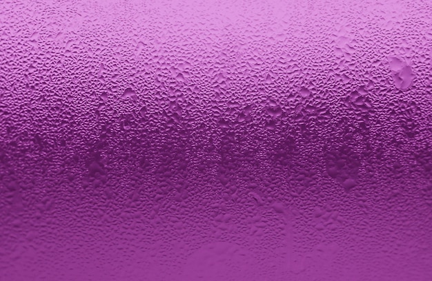 Zbliżenie tekstury kondensacji na schłodzonej fioletowej szklanej butelce