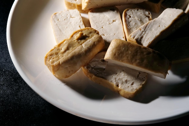 Zbliżenie tekstury smażonego na powietrzu tofu