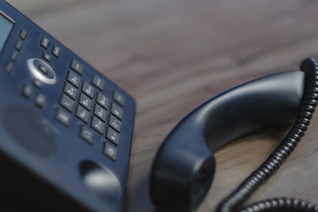 Zbliżenie telefonu IP na podłodze
