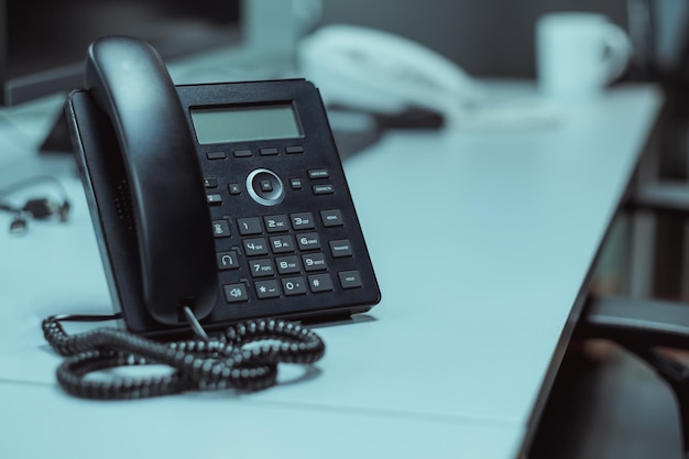 Zbliżenie telefonu IP na stole