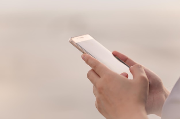 Zbliżenie telefonu komórkowego w ręku