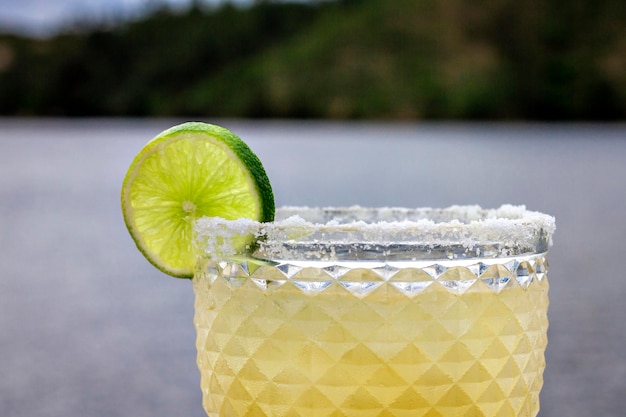 Zbliżenie tequili i piwa koktajl cozumel przyozdobionym solą i plasterkiem limonki