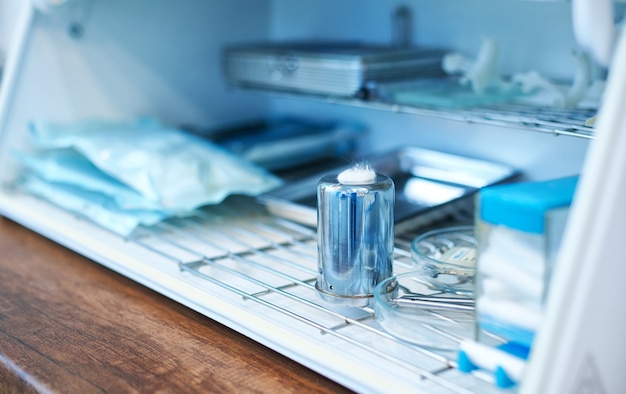 Zbliżenie termostatu do sterylizacji narzędzi dentystycznych ze stali nierdzewnej w stomatologii