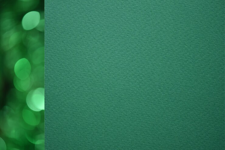 Zbliżenie textured zielonego papieru z zieloną bokeh linią po lewej stronie