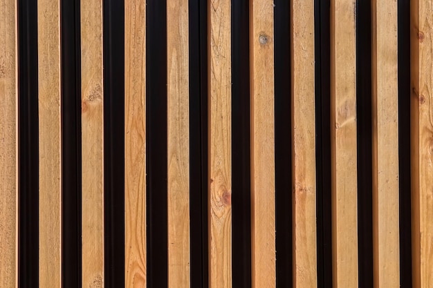 Zbliżenie tła tekstury drewnianych listewPionowe drewniane deski na ścianie