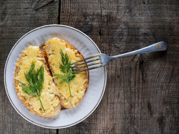 Zdjęcie zbliżenie tostów z serem na talerzu na drewnianym stole