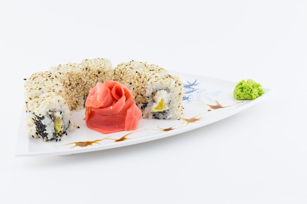 Zdjęcie zbliżenie: tradycyjne japońskie sushi na białym tle