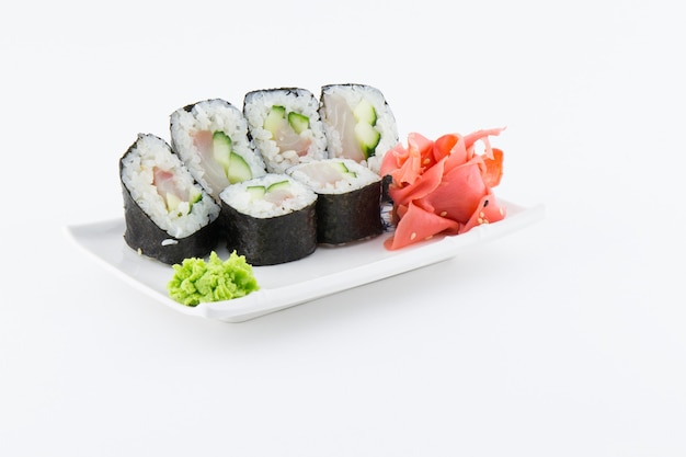 Zbliżenie: tradycyjne japońskie sushi na białym tle