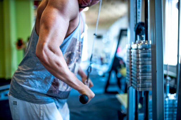 Zbliżenie Triceps Atletycznego Muskularnego I Atrakcyjnego Mężczyzny