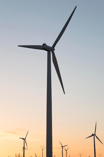 Zbliżenie turbin wiatrowych o zmierzchu, Aragonia, Hiszpania