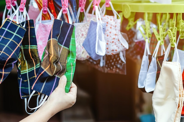 Zdjęcie zbliżenie ubrań wiszących na targu do sprzedaży