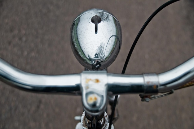Zdjęcie zbliżenie uchwytu rowerowego na drodze