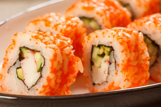 Zbliżenie Uramaki California Sushi Rolls Z Kawałkami Ryżu Nori Z Paluszkami Krabowymi Z Ogórka Awokado