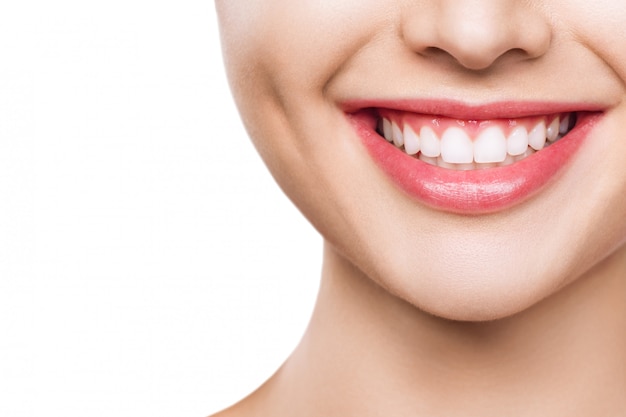 Zbliżenie uśmiech z białymi zdrowymi zębami