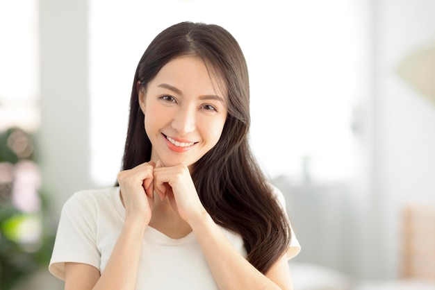 Zbliżenie uśmiechnięta młoda kobieta twarz z czystą zdrową skórą