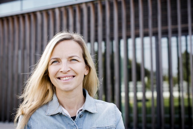 Zbliżenie uśmiechniętej kobiety z blond włosami