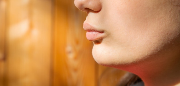 Zbliżenie ust młodej kobiety