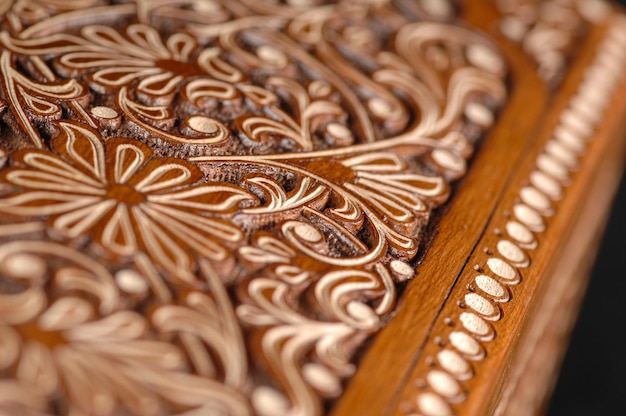 Zbliżenie vintage orientalny drewniany stół z artystyczną rzeźbą Uzbekistan