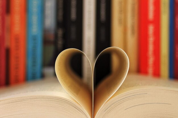 Zdjęcie zbliżenie w kształcie serca na książce