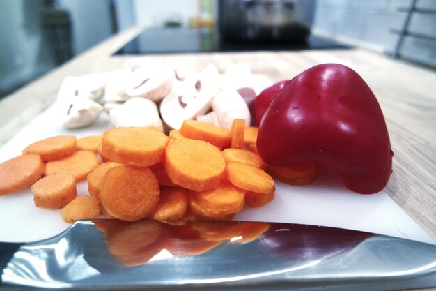 Zdjęcie zbliżenie warzyw i grzybów jadalnych na stole