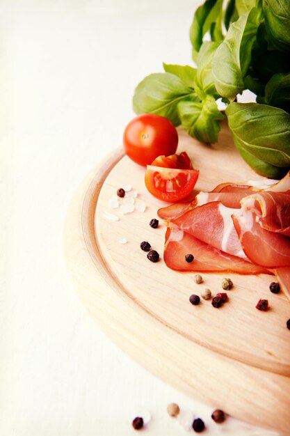 Zdjęcie zbliżenie warzyw i mięsa na desce do cięcia
