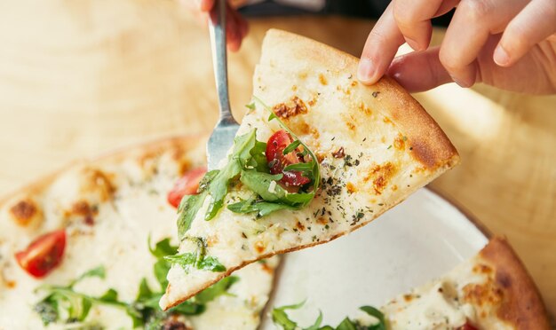 Zbliżenie warzyw wegetariańska pizza na drewnianym stole widok z góry