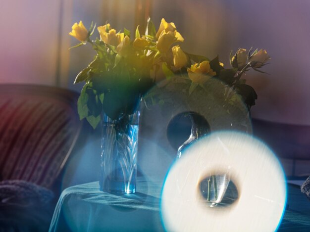 Zdjęcie zbliżenie wazonu kwiatowego na stole