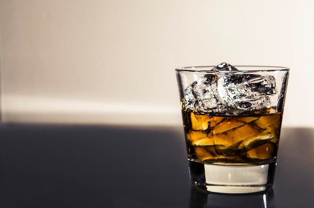 Zbliżenie whisky bourbonowego na białym tle