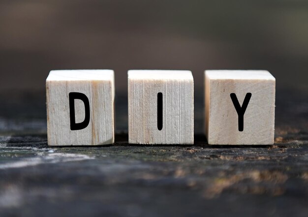 Zbliżenie wiadomości DIY na drewnianym stole