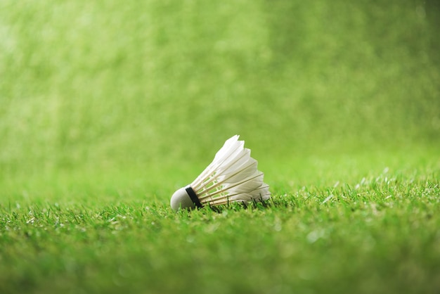 Zbliżenie widok biały wolant do badmintona na zielonej trawie