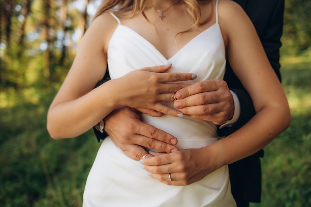 Zbliżenie widok pary małżeńskiej mienia ręki