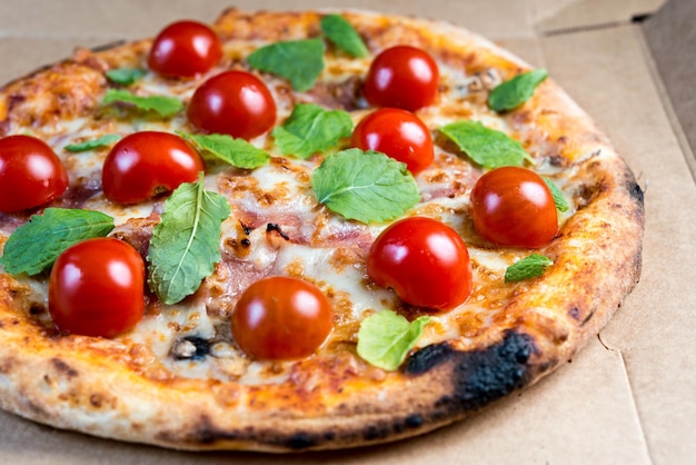 Zbliżenie wiejskiej pizzy