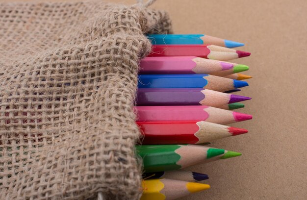 Zdjęcie zbliżenie wielobarwnych ołówków na stole