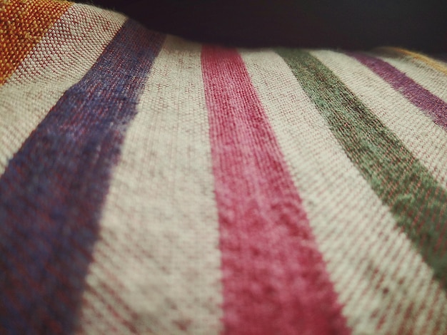 Zbliżenie wielokolorowego dywanu na stole