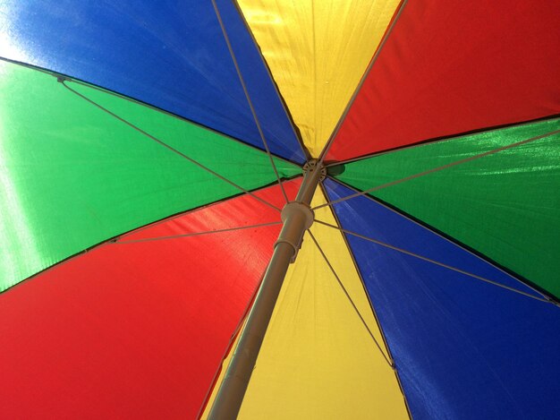 Zbliżenie wielokolorowego parasola