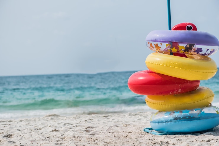 Zdjęcie zbliżenie wielokolorowego stosu na brzegu na plaży na tle nieba