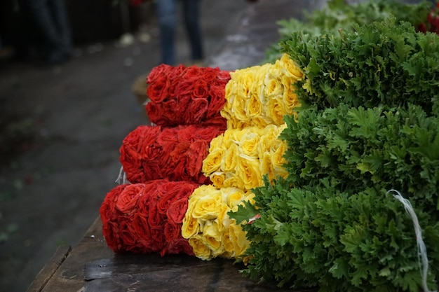 Zdjęcie zbliżenie wielokolorowych kwiatów na sprzedaż