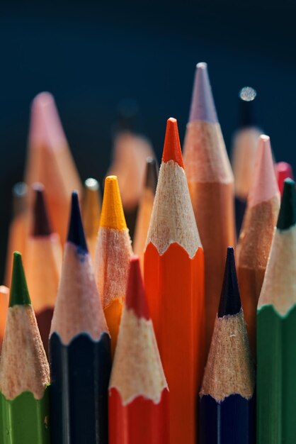 Zdjęcie zbliżenie wielokolorowych ołówków