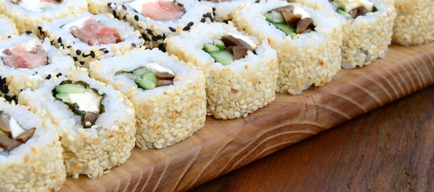 Zbliżenie wielu rolek sushi z różnymi nadzieniami