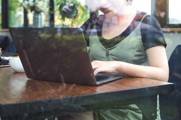 Zbliżenie Wizerunek Biznesowej Kobiety Ręki Pracuje I Pisać Na Maszynie Na Laptop Klawiaturze Na Drewnianym Stole