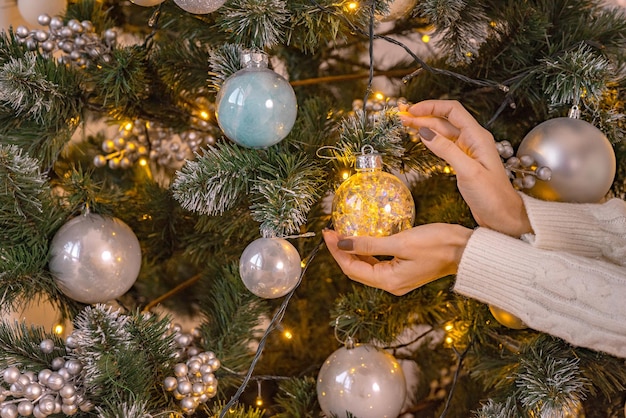 Zbliżenie Wizerunek Kobieta Dekoruje Choinki Z Baubles W Pulowerze