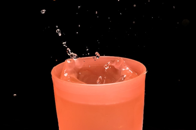 Zdjęcie zbliżenie wody do picia na czarnym tle